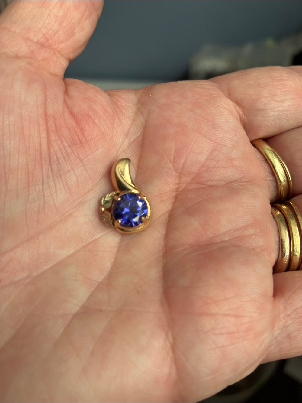 10K Black Hills Gold Pendant with Deep Blue (sapphire?) Stone.  2.15 Grams